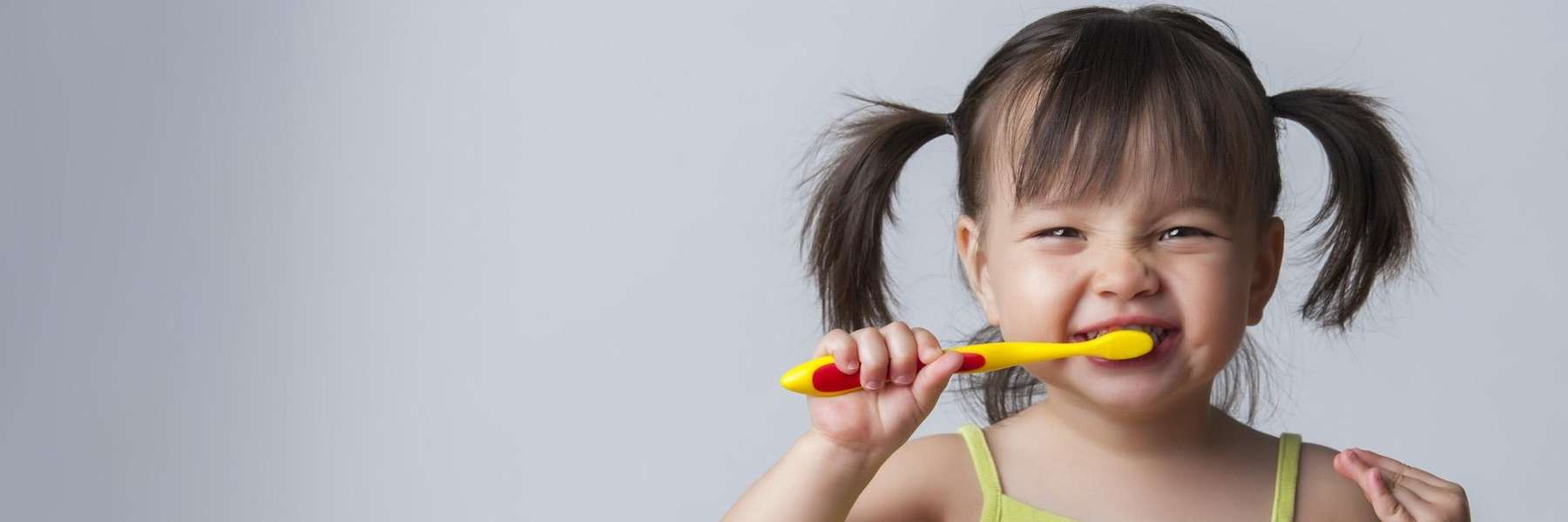 young girl brusing teeth | Narre warren dentist